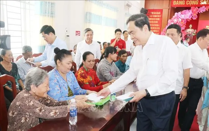 Chủ tịch Quốc hội Trần Thanh Mẫn tặng quà tết cho các gia đình chính sách, hộ nghèo ở xã Thạnh Xuân, thành phố Cần Thơ. Ảnh: Ngọc Thiện/TTXVN
