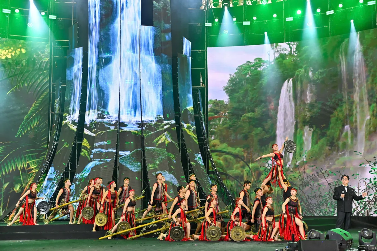 D&agrave;n "T&aacute;o qu&acirc;n", H&ograve;a Minzy, Double2T sẽ tham gia Lễ Bế mạc Hội chợ M&ugrave;a Xu&acirc;n- Ảnh 4.