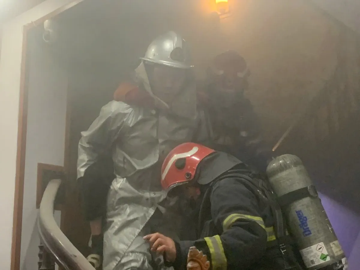 Cháy nhà trên đường Âu Cơ, kịp thời cứu cụ bà và cháu nhỏ mắc kẹt tầng 2 - Ảnh 2.