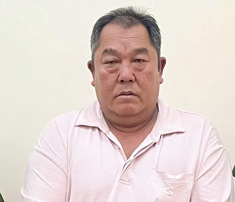 Bắt gi&aacute;m đốc doanh nghiệp đổ tr&aacute;i ph&eacute;p hơn 1.100 tấn tro, xỉ than- Ảnh 1.