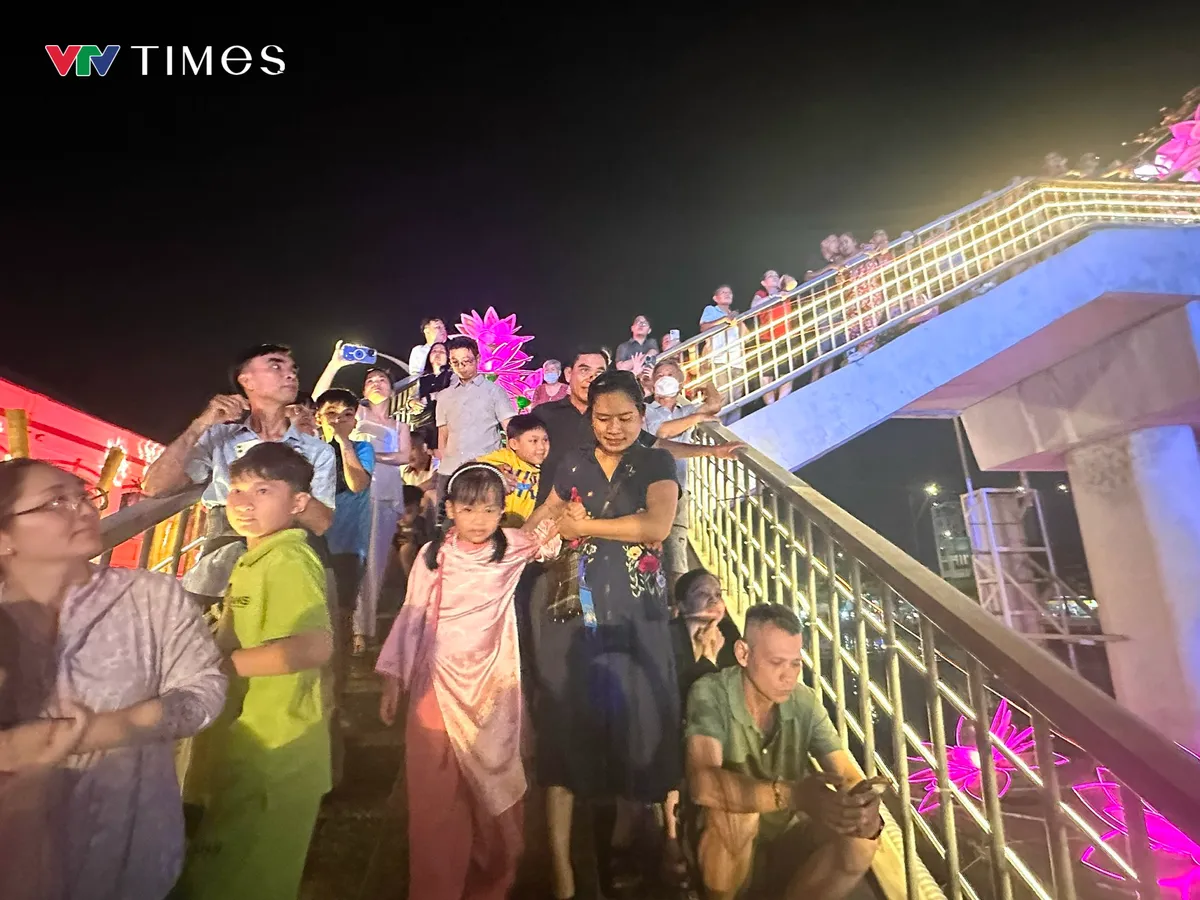 Rực rỡ đ&ecirc;m khai mạc Chợ hoa Xu&acirc;n &ldquo;Tr&ecirc;n bến dưới thuyền&rdquo; Tết B&iacute;nh Ngọ 2026 - Ảnh 6.