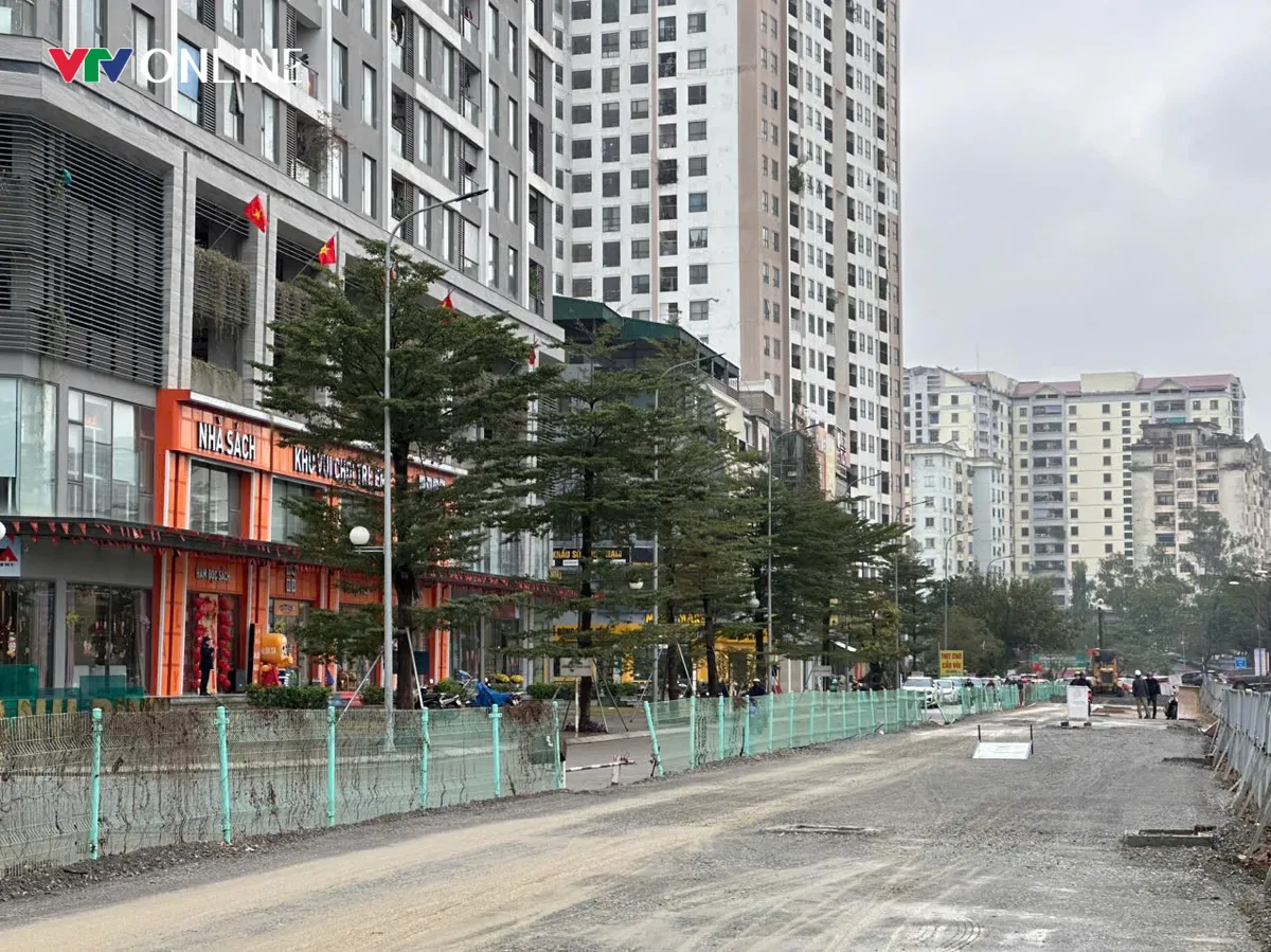 H&agrave; Nội: Rải nhựa một phần đường Nguyễn Cảnh Dị phục vụ người d&acirc;n đi lại dịp Tết - Ảnh 1.
