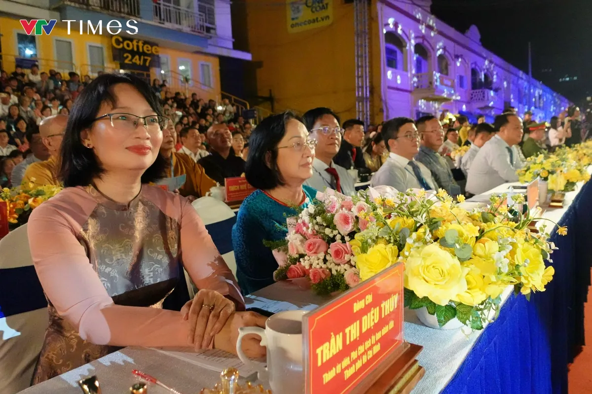 Rực rỡ đ&ecirc;m khai mạc Chợ hoa Xu&acirc;n &ldquo;Tr&ecirc;n bến dưới thuyền&rdquo; Tết B&iacute;nh Ngọ 2026 - Ảnh 1.