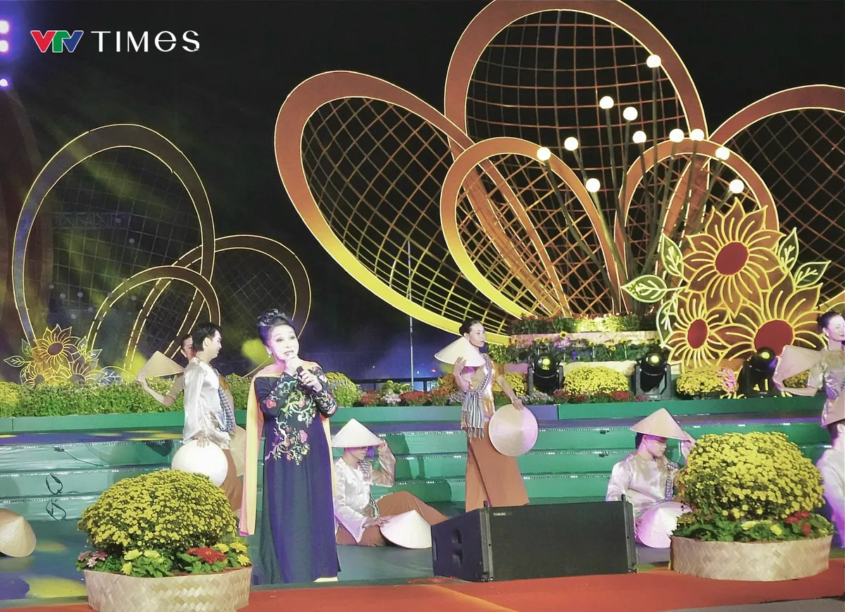 Rực rỡ đ&ecirc;m khai mạc Chợ hoa Xu&acirc;n &ldquo;Tr&ecirc;n bến dưới thuyền&rdquo; Tết B&iacute;nh Ngọ 2026 - Ảnh 10.