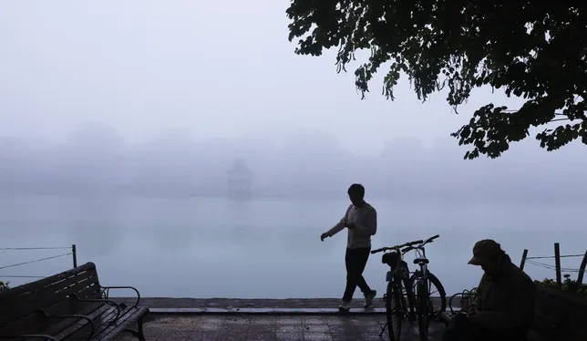 Miền Bắc sáng sớm mưa phùn, trời rét, trưa nắng ấm- Ảnh 1. Miền Bắc sáng sớm mưa phùn, trời rét, trưa nắng ấm- Ảnh 1.