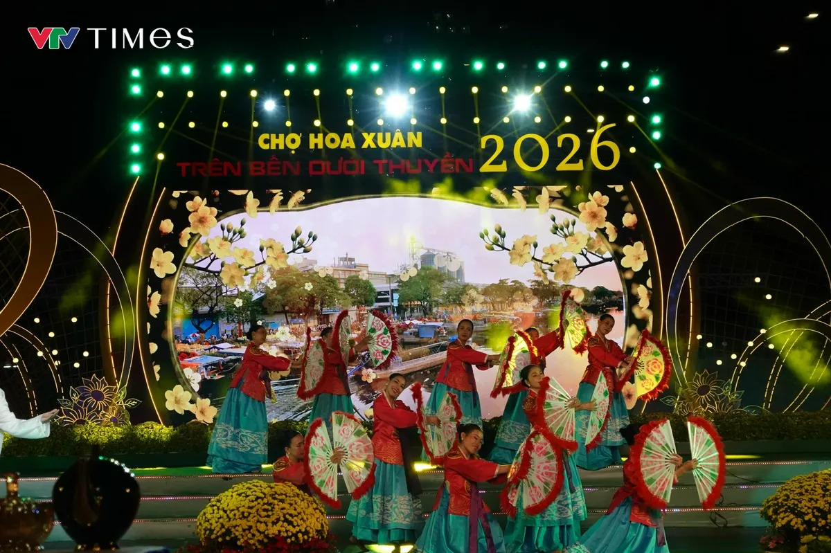 Rực rỡ đ&ecirc;m khai mạc Chợ hoa Xu&acirc;n &ldquo;Tr&ecirc;n bến dưới thuyền&rdquo; Tết B&iacute;nh Ngọ 2026 - Ảnh 13.