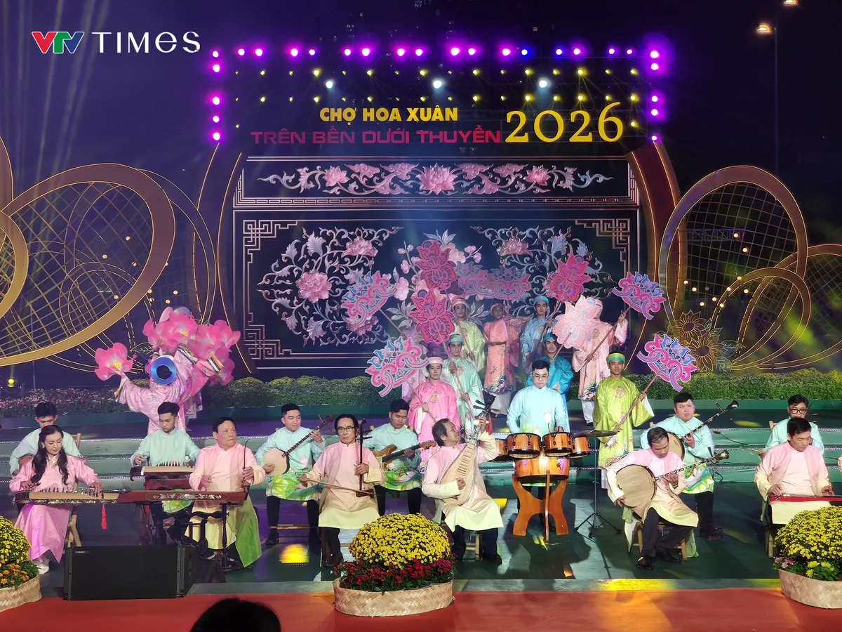 Rực rỡ đ&ecirc;m khai mạc Chợ hoa Xu&acirc;n &ldquo;Tr&ecirc;n bến dưới thuyền&rdquo; Tết B&iacute;nh Ngọ 2026 - Ảnh 8.