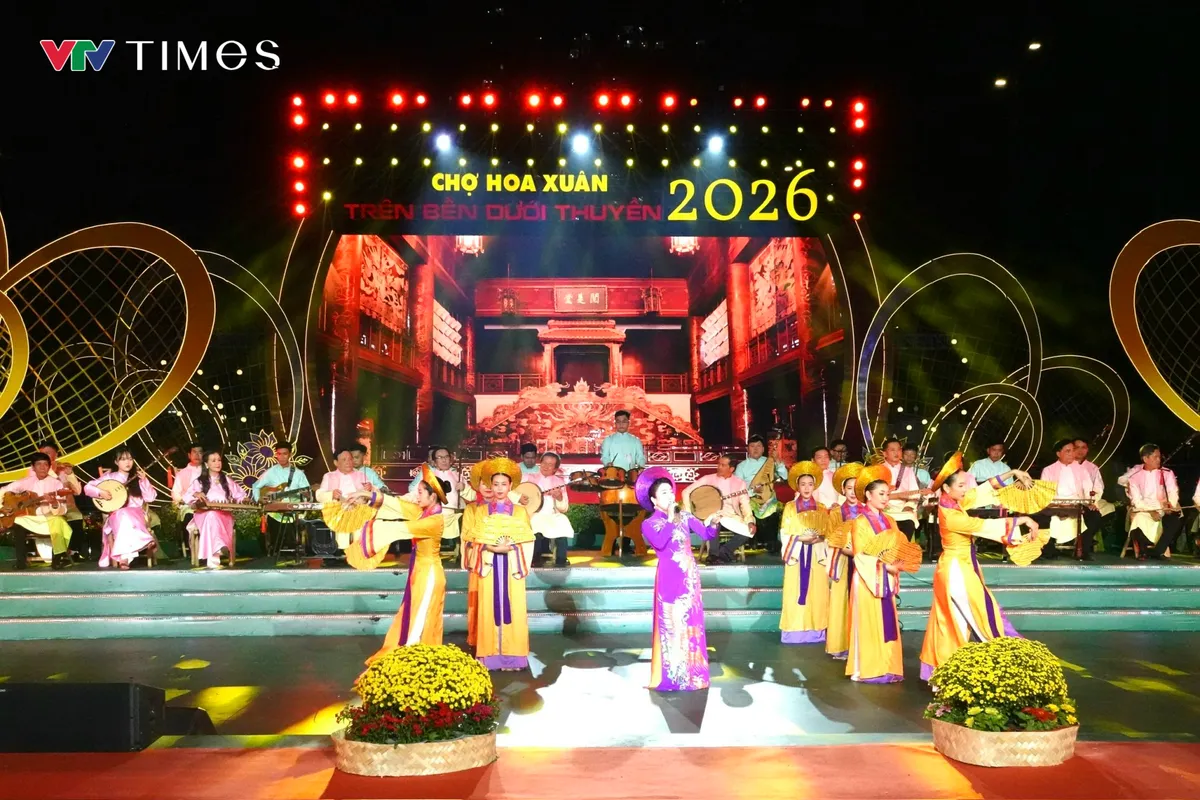 Rực rỡ đ&ecirc;m khai mạc Chợ hoa Xu&acirc;n &ldquo;Tr&ecirc;n bến dưới thuyền&rdquo; Tết B&iacute;nh Ngọ 2026 - Ảnh 7.