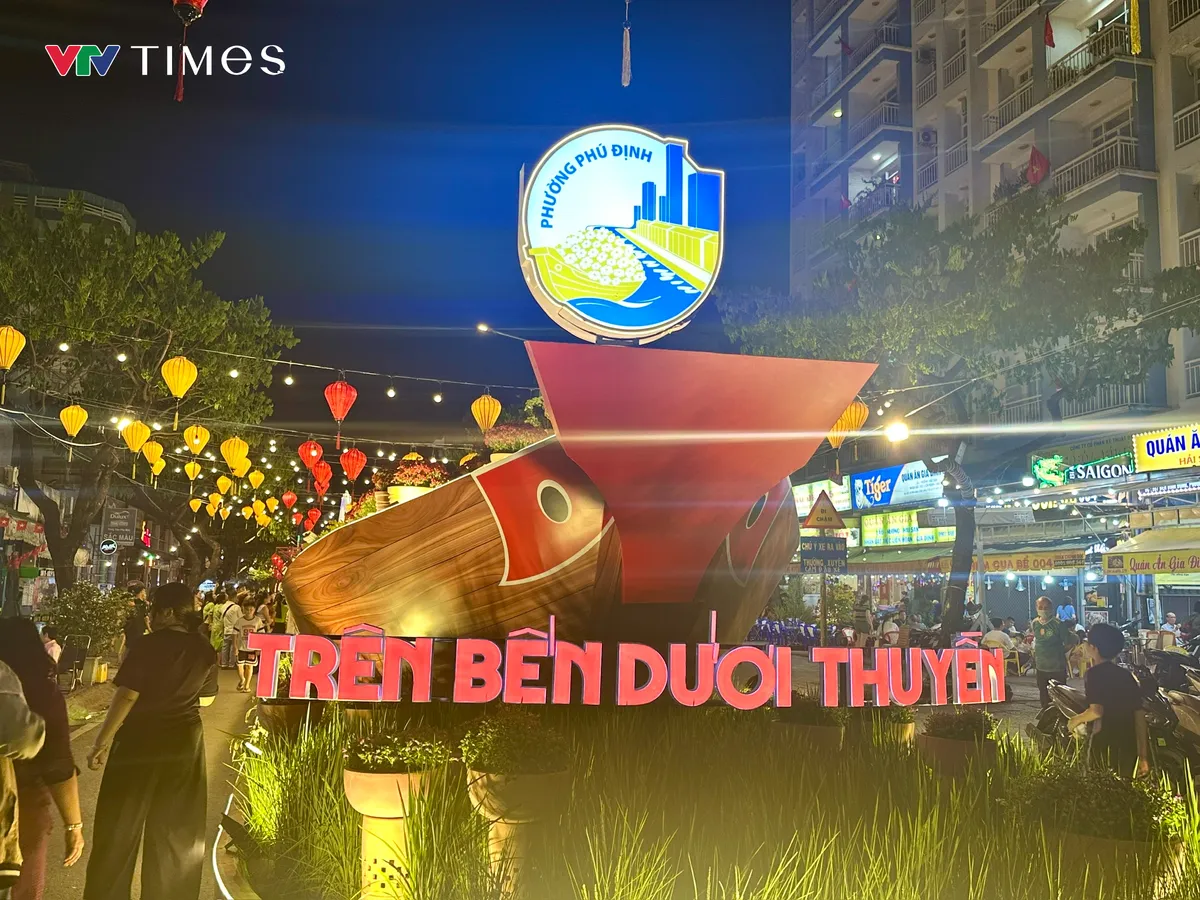 Rực rỡ đ&ecirc;m khai mạc Chợ hoa Xu&acirc;n &ldquo;Tr&ecirc;n bến dưới thuyền&rdquo; Tết B&iacute;nh Ngọ 2026 - Ảnh 3.