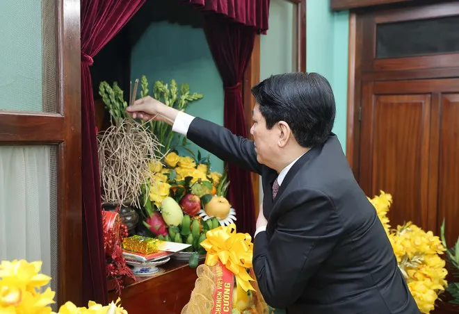 Chủ tịch nước Lương Cường d&acirc;ng hương tưởng niệm Chủ tịch Hồ Ch&iacute; Minh tại Nh&agrave; 67 - Ảnh 1.