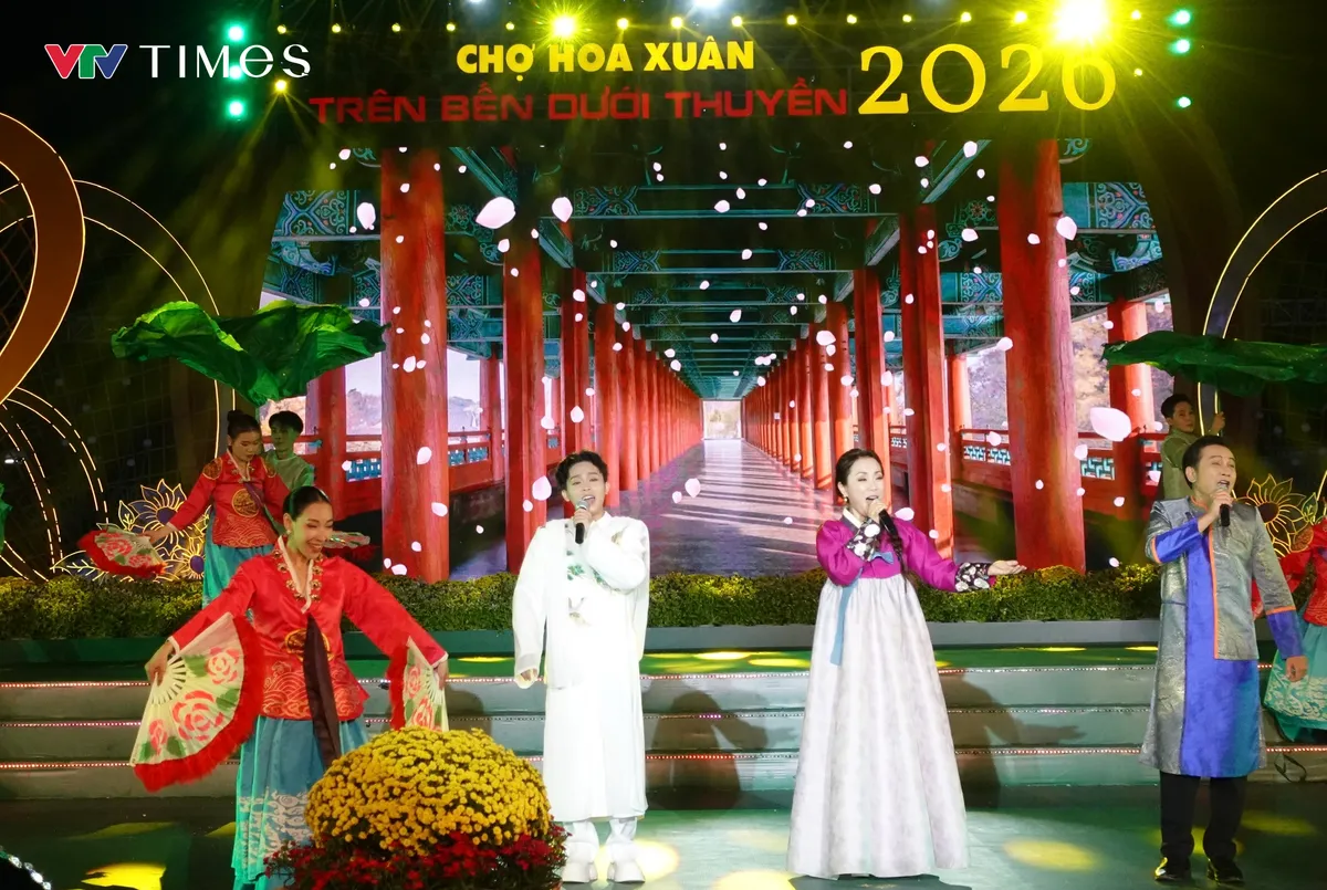 Rực rỡ đ&ecirc;m khai mạc Chợ hoa Xu&acirc;n &ldquo;Tr&ecirc;n bến dưới thuyền&rdquo; Tết B&iacute;nh Ngọ 2026 - Ảnh 14.