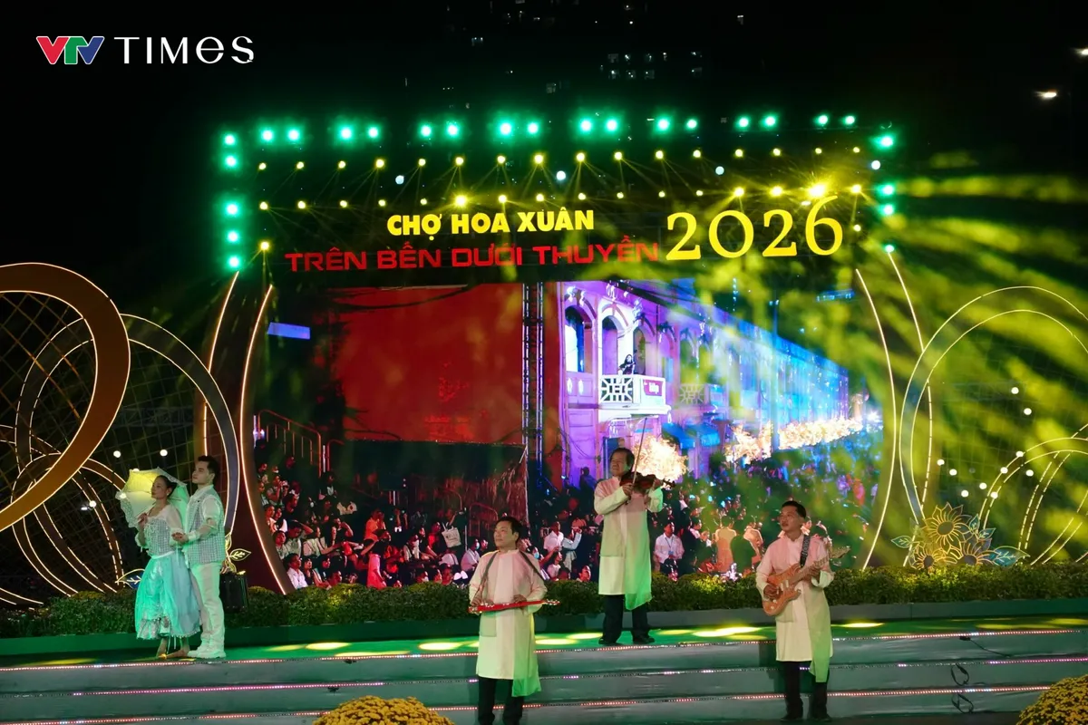 Rực rỡ đ&ecirc;m khai mạc Chợ hoa Xu&acirc;n &ldquo;Tr&ecirc;n bến dưới thuyền&rdquo; Tết B&iacute;nh Ngọ 2026 - Ảnh 15.