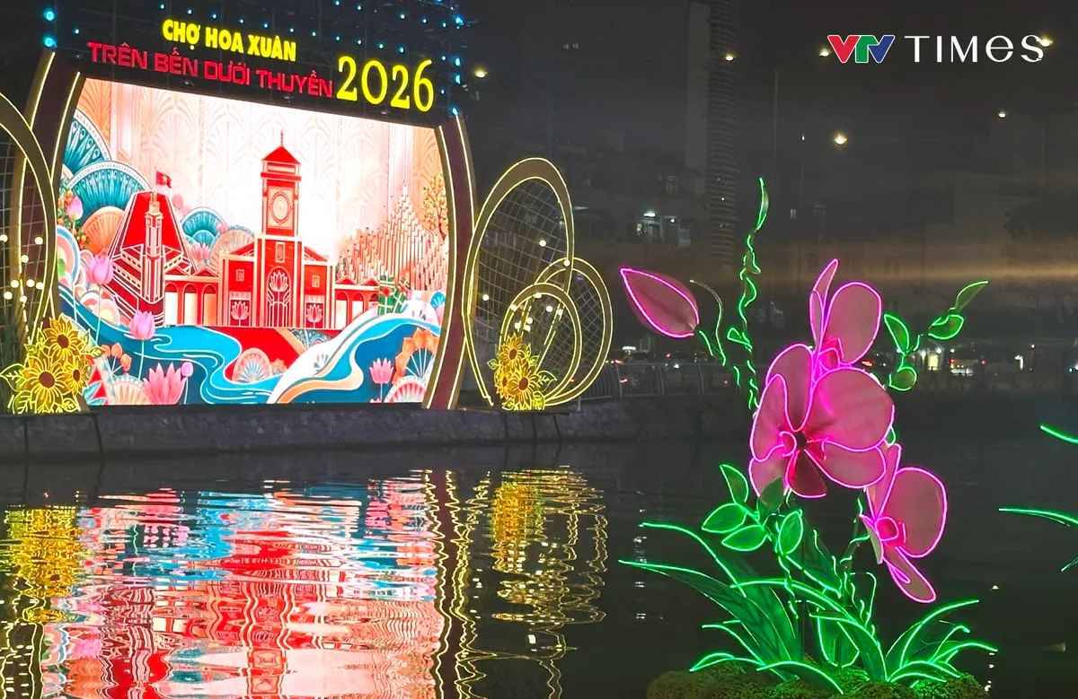 Rực rỡ đ&ecirc;m khai mạc Chợ hoa Xu&acirc;n &ldquo;Tr&ecirc;n bến dưới thuyền&rdquo; Tết B&iacute;nh Ngọ 2026 - Ảnh 5.
