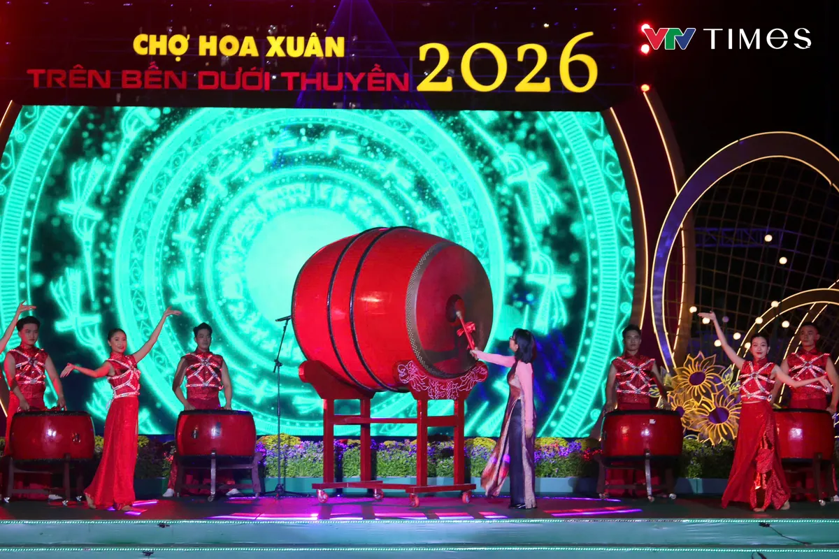 Rực rỡ đ&ecirc;m khai mạc Chợ hoa Xu&acirc;n &ldquo;Tr&ecirc;n bến dưới thuyền&rdquo; Tết B&iacute;nh Ngọ 2026 - Ảnh 2.