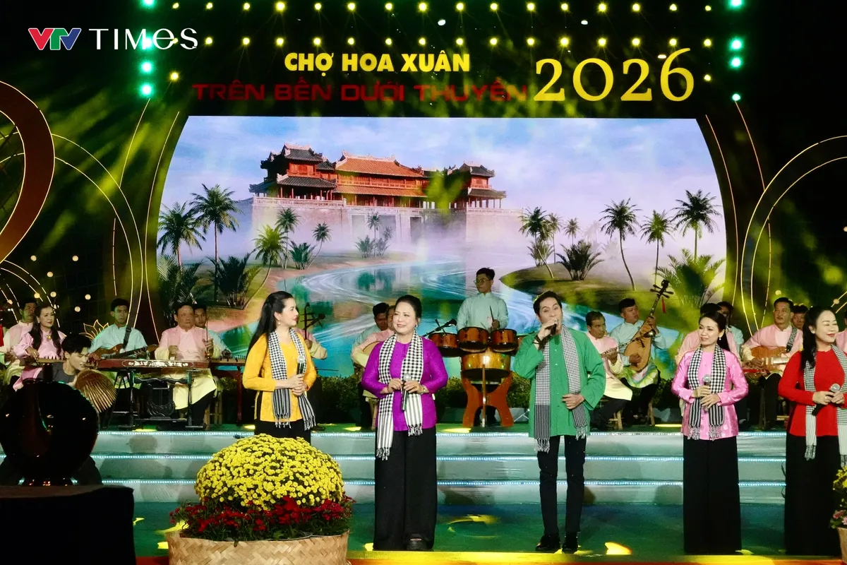 Rực rỡ đ&ecirc;m khai mạc Chợ hoa Xu&acirc;n &ldquo;Tr&ecirc;n bến dưới thuyền&rdquo; Tết B&iacute;nh Ngọ 2026 - Ảnh 11.