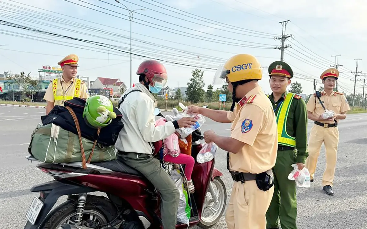 Đồng Nai: CSGT ph&aacute;t nước, sữa miễn ph&iacute; tiếp sức người d&acirc;n về qu&ecirc; đ&oacute;n Tết- Ảnh 2.