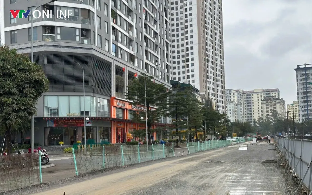 Bê tông nhựa nóng phủ kín một nửa mặt đường Nguyễn Cảnh Dị sớm hơn dự kiến 2 ngày, phục vụ nhu cầu đi lại dịp Tết của người dân. Ảnh: Nguyễn Quân. 