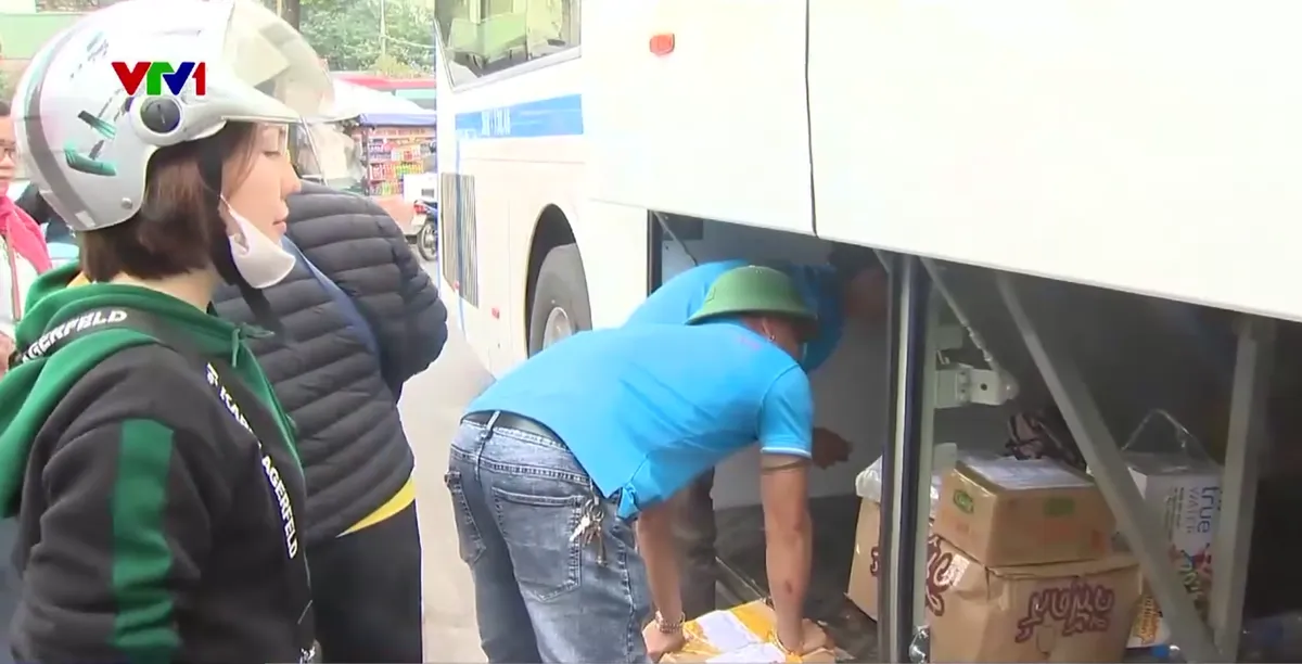 Lượng kh&aacute;ch tăng cao tại c&aacute;c bến xe H&agrave; Nội trước kỳ nghỉ Tết - Ảnh 3.