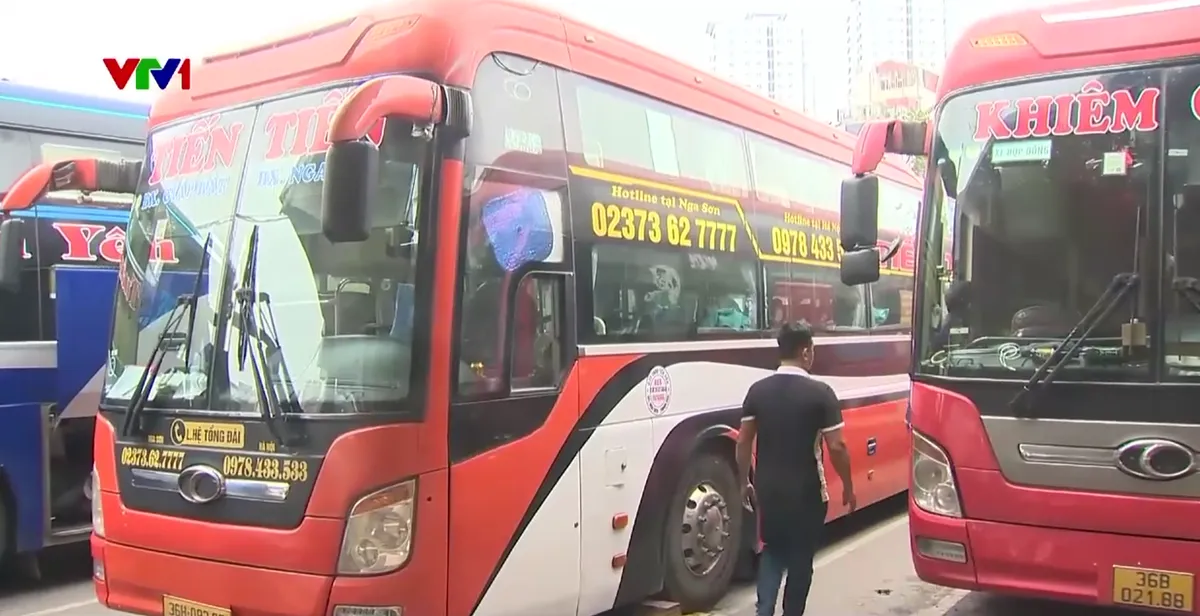 Lượng kh&aacute;ch tăng cao tại c&aacute;c bến xe H&agrave; Nội trước kỳ nghỉ Tết - Ảnh 2.