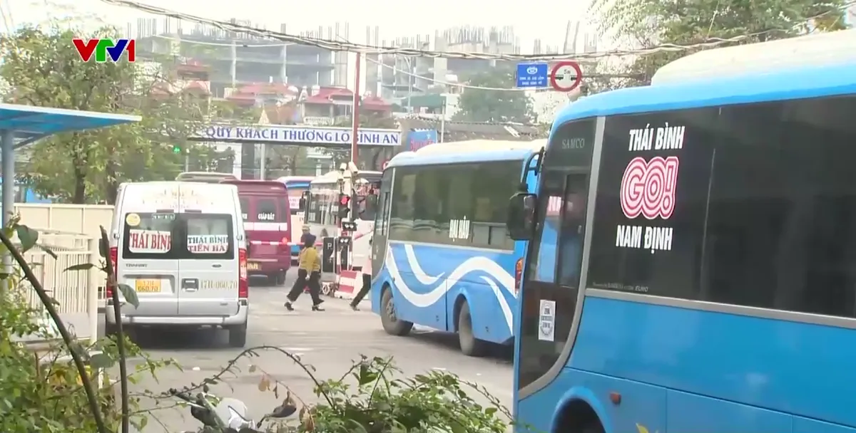 Lượng kh&aacute;ch tăng cao tại c&aacute;c bến xe H&agrave; Nội trước kỳ nghỉ Tết - Ảnh 1.