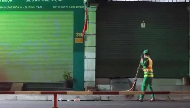 Những người thầm lặng làm cho Tết đẹp hơn - Ảnh 1.