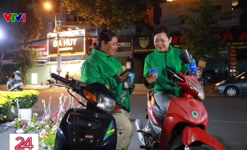 Những người thầm lặng làm cho Tết đẹp hơn - Ảnh 2.