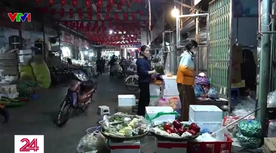 Chợ truyền thống vắng khách, “chợ Tết online” nhộn nhịp mùa cận Tết - Ảnh 1.