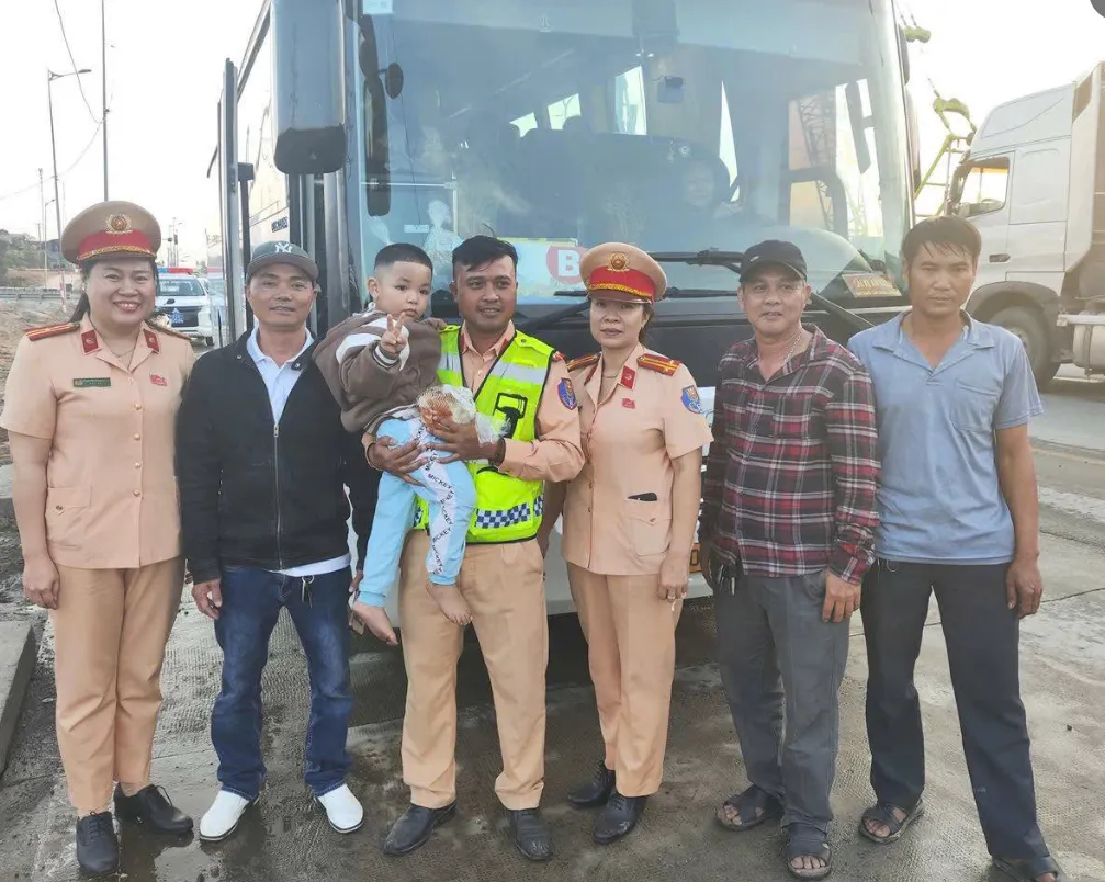 Giải cứu 39 người trong vụ cháy xe khách chiều 26 Tết - Ảnh 2.