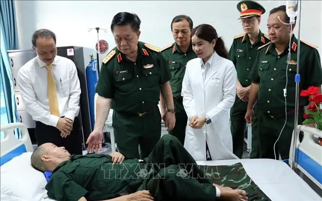 Đại tướng Nguyễn Trọng Nghĩa thăm hỏi thương binh nặng tại Trung tâm Điều dưỡng thương binh và người có công Long Đất.