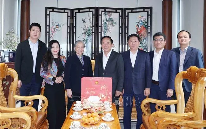 Trưởng ban Tuyên giáo và Dân vận Trung ương Trịnh Văn Quyết thăm, chúc Tết gia đình cố Tổng Bí thư Nguyễn Phú Trọng. Ảnh: Phương Hoa/TTXVN