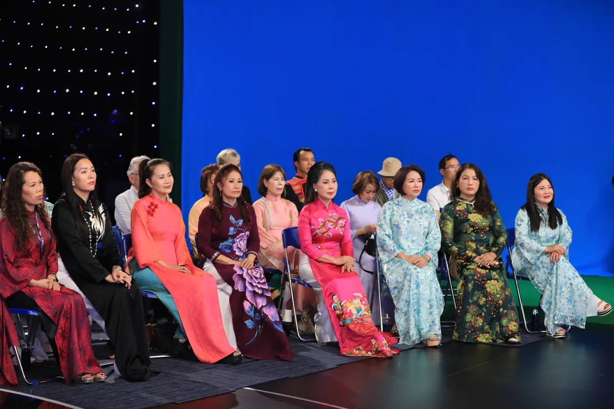 &ldquo;Trạm Xu&acirc;n Chạm Tết&rdquo;: H&agrave;nh tr&igrave;nh mang Tết Việt tỏa s&aacute;ng giữa l&ograve;ng Ch&acirc;u &Acirc;u - Ảnh 2.