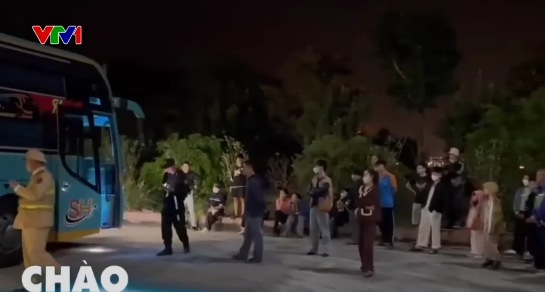 Xe kh&aacute;ch 23 chỗ bị tước ph&ugrave; hiệu vẫn hoạt động, nhồi nh&eacute;t 45 người - Ảnh 1.