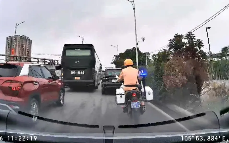 CSGT mở đường cho xe chở người bệnh đi cấp cứu.