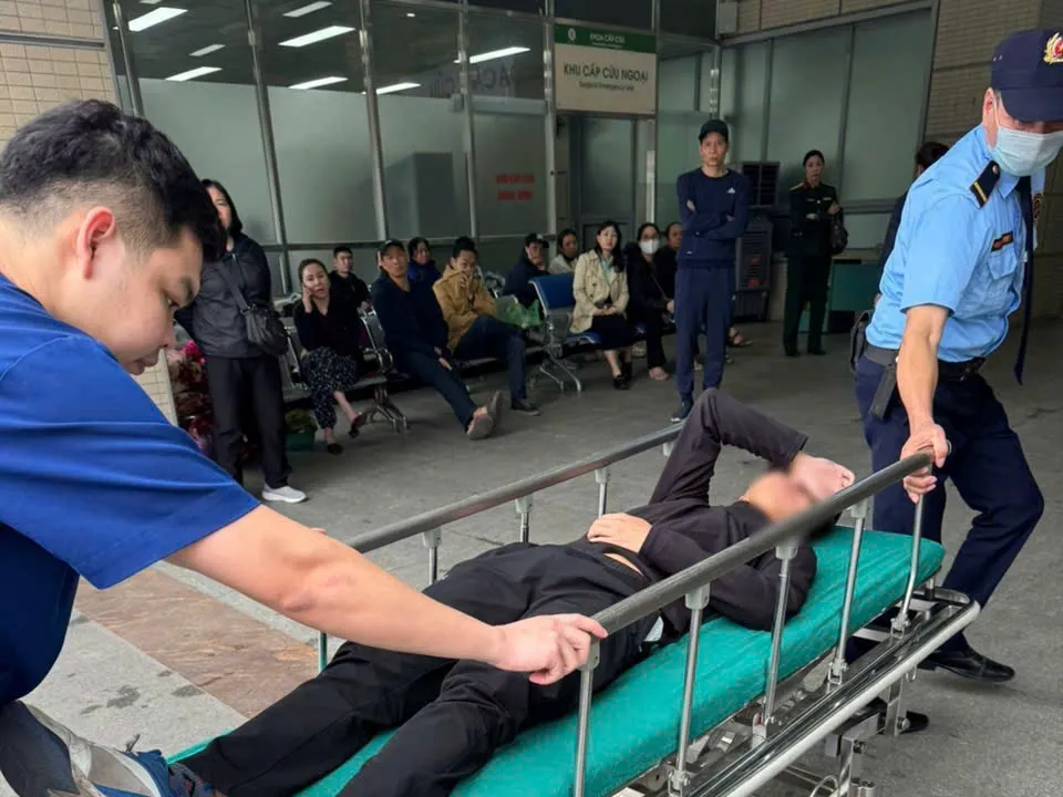 Hà Nội: CSGT mở đường đưa bệnh nhân viêm ruột thừa cấp đi cấp cứu giữa dòng xe Tết - Ảnh 1.