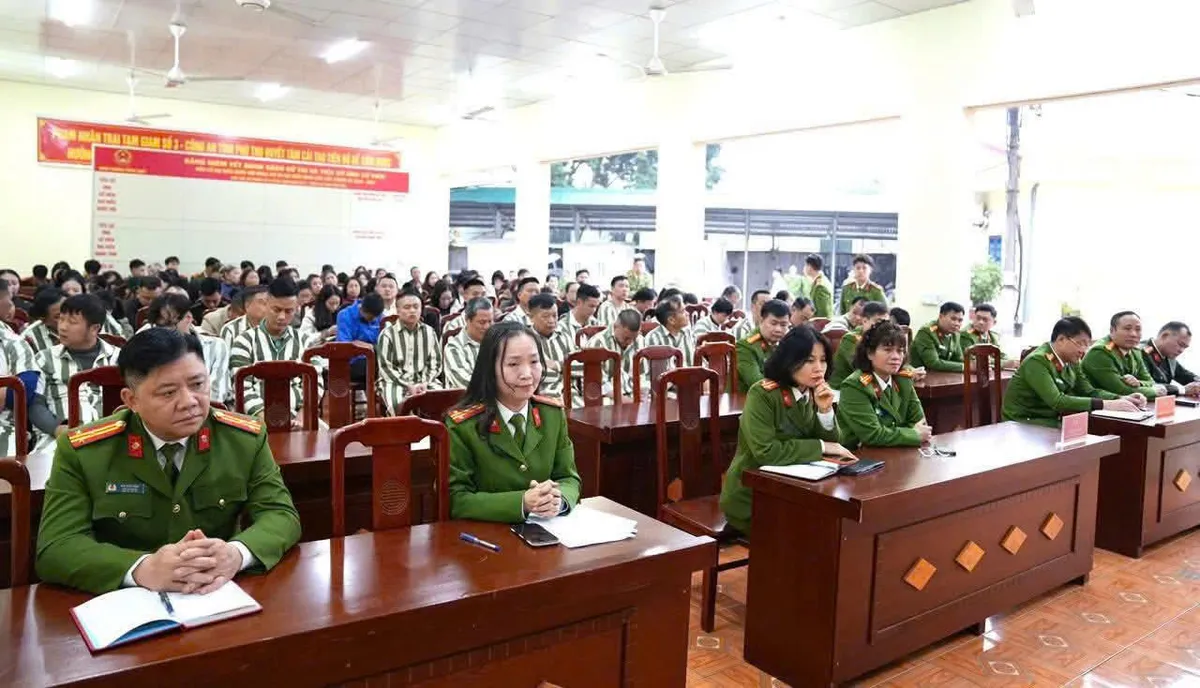 Trại tạm giam số 3 trao "tấm v&eacute;" đo&agrave;n vi&ecirc;n cho phạm nh&acirc;n trước thềm năm mới - Ảnh 1.