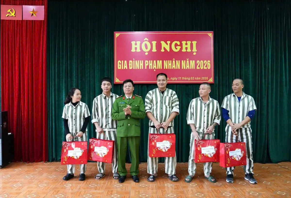 Trại tạm giam số 3 trao "tấm v&eacute;" đo&agrave;n vi&ecirc;n cho phạm nh&acirc;n trước thềm năm mới - Ảnh 3.