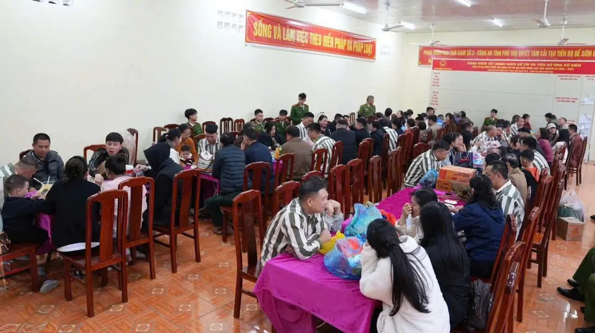 Trại tạm giam số 3 trao "tấm v&eacute;" đo&agrave;n vi&ecirc;n cho phạm nh&acirc;n trước thềm năm mới - Ảnh 4.