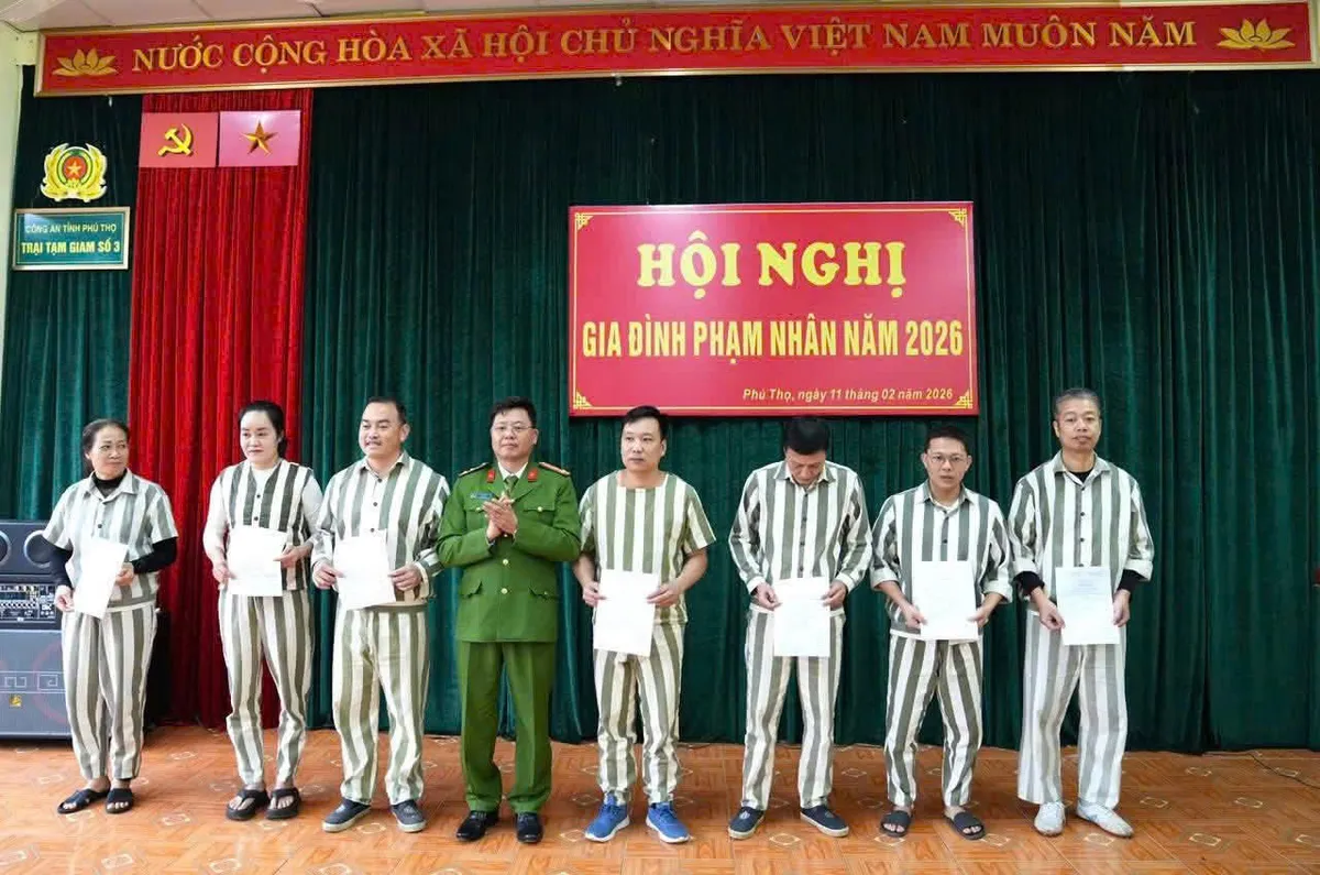 Trại tạm giam số 3 trao "tấm v&eacute;" đo&agrave;n vi&ecirc;n cho phạm nh&acirc;n trước thềm năm mới - Ảnh 2.