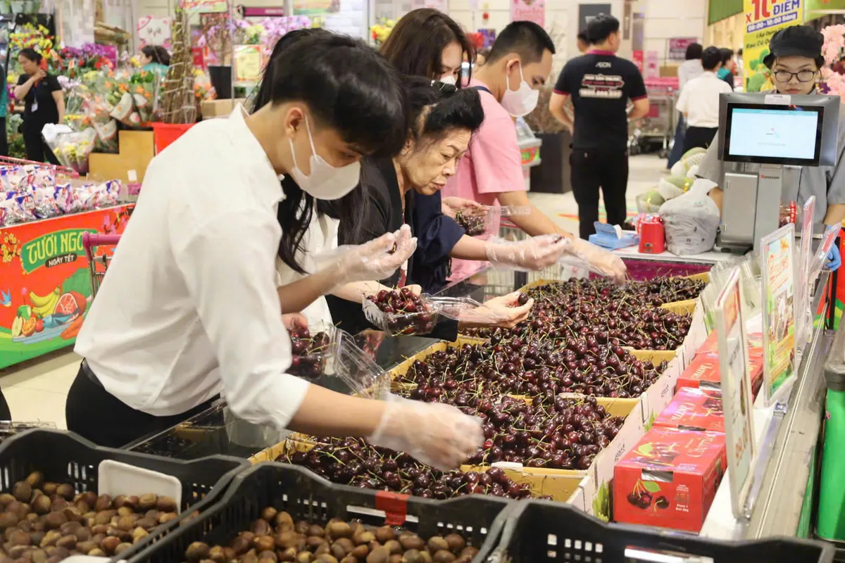 Chợ truyền thống vắng khách, “chợ Tết online” nhộn nhịp mùa cận Tết - Ảnh 2.
