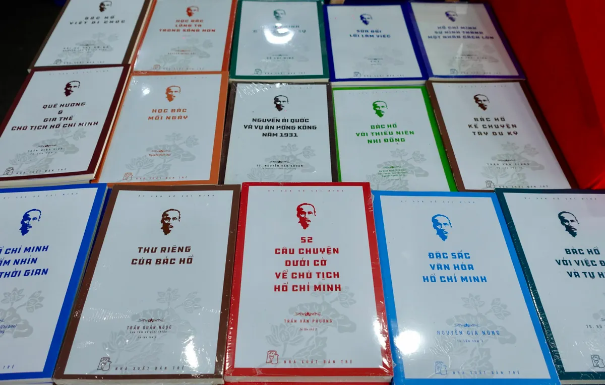 Đường sách Tết Bính Ngọ lộ diện trước ngày khai mạc - Ảnh 5.