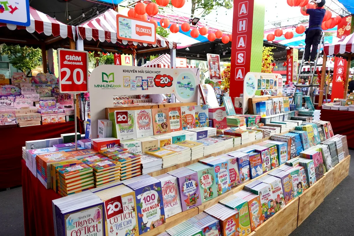 Đường sách Tết Bính Ngọ lộ diện trước ngày khai mạc - Ảnh 12.