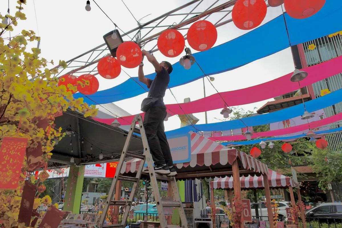 Đường sách Tết Bính Ngọ lộ diện trước ngày khai mạc - Ảnh 13.