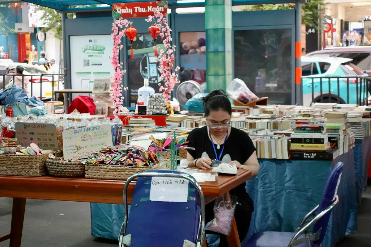 Đường sách Tết Bính Ngọ lộ diện trước ngày khai mạc - Ảnh 14.