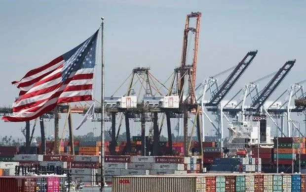 Hàng hóa từ Trung Quốc và các nước châu Á được bốc dỡ tại cảng Long Beach, California, Mỹ. (Ảnh: AFP/TTXVN)
