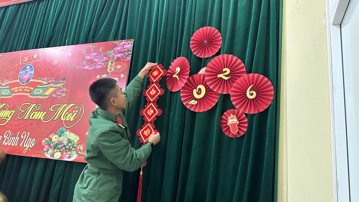 Th&aacute;i Nguy&ecirc;n: Những &ldquo;người l&iacute;nh cụ Hồ&rdquo; dệt sắc Xu&acirc;n giữa l&ograve;ng doanh trại - Ảnh 8.