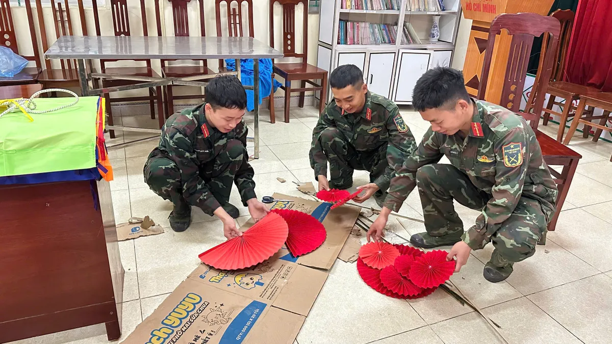 Th&aacute;i Nguy&ecirc;n: Những &ldquo;người l&iacute;nh cụ Hồ&rdquo; dệt sắc Xu&acirc;n giữa l&ograve;ng doanh trại - Ảnh 9.