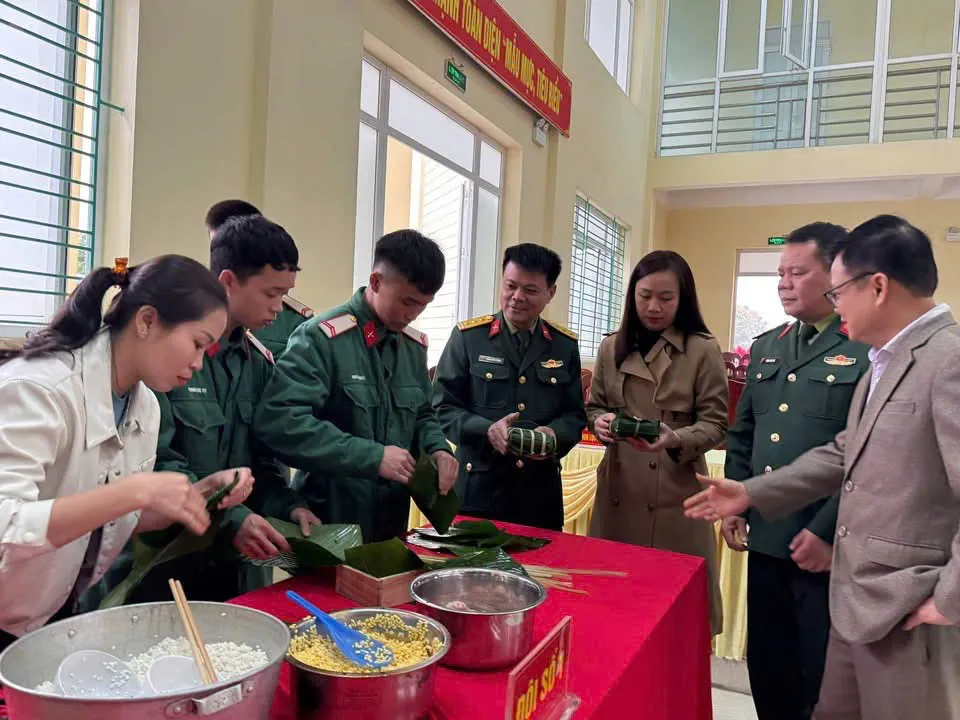 Th&aacute;i Nguy&ecirc;n: Những &ldquo;người l&iacute;nh cụ Hồ&rdquo; dệt sắc Xu&acirc;n giữa l&ograve;ng doanh trại - Ảnh 2.