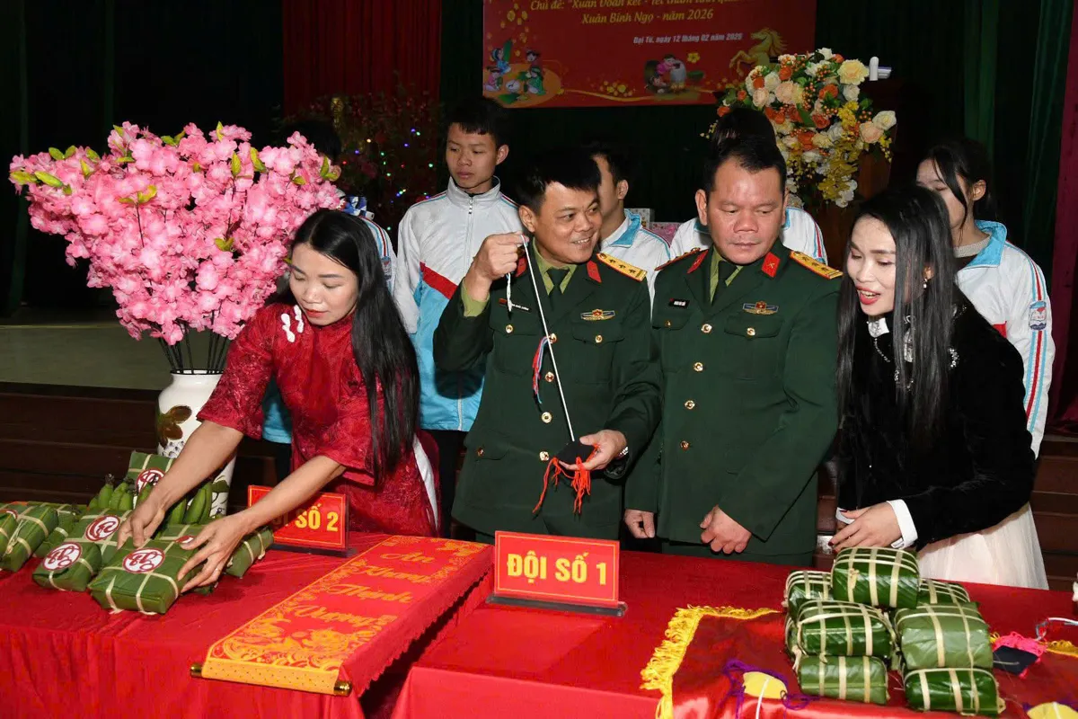 Th&aacute;i Nguy&ecirc;n: Những &ldquo;người l&iacute;nh cụ Hồ&rdquo; dệt sắc Xu&acirc;n giữa l&ograve;ng doanh trại - Ảnh 3.