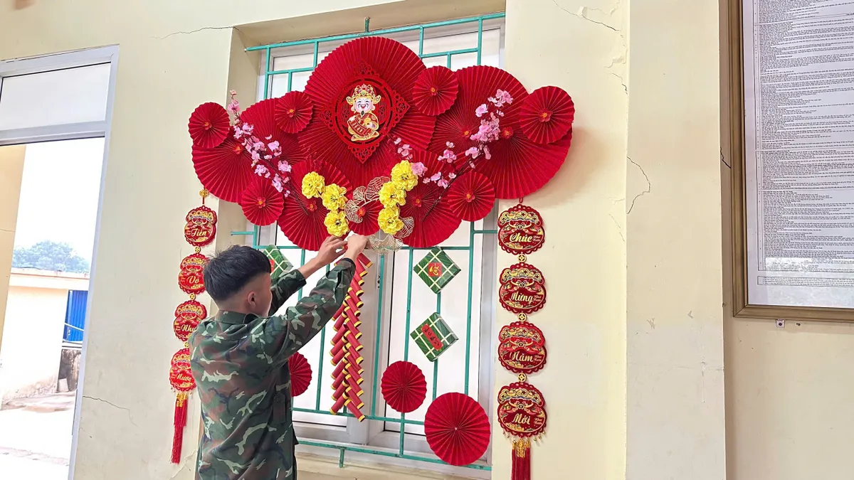 Th&aacute;i Nguy&ecirc;n: Những &ldquo;người l&iacute;nh cụ Hồ&rdquo; dệt sắc Xu&acirc;n giữa l&ograve;ng doanh trại - Ảnh 6.