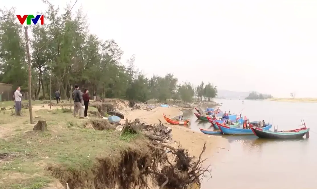Cửa biển L&yacute; H&ograve;a bị v&ugrave;i lấp, ngư d&acirc;n Quảng Trị kh&ocirc;ng thể ra khơi - Ảnh 1.